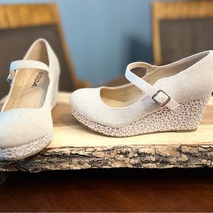 Soda cream colored wedges